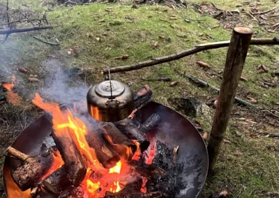 rozpalone ognisko i przygotowywanie herbaty