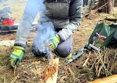 rozpalanie ogniska - zdjęcie z obozu survivalowego