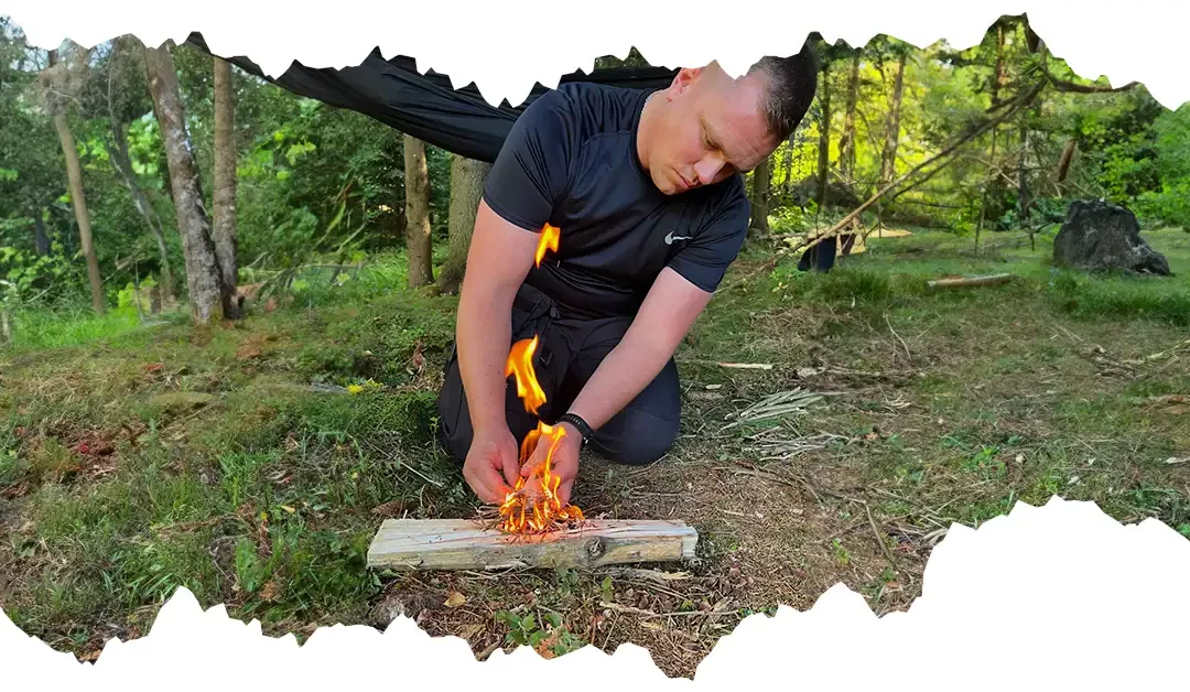 baner rozpalanie małego ogniska w lesie