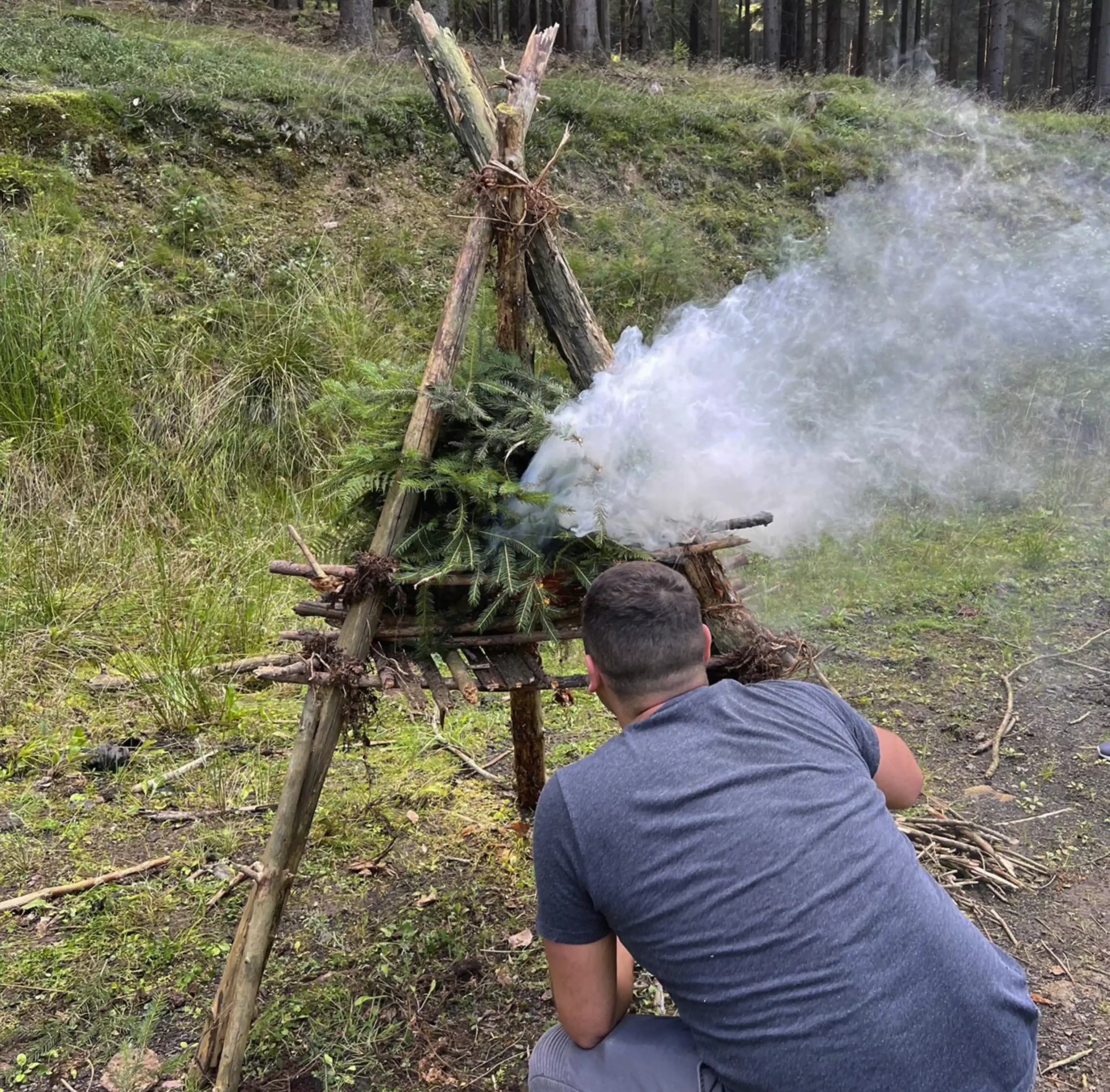 duże ognisko z gałęzi