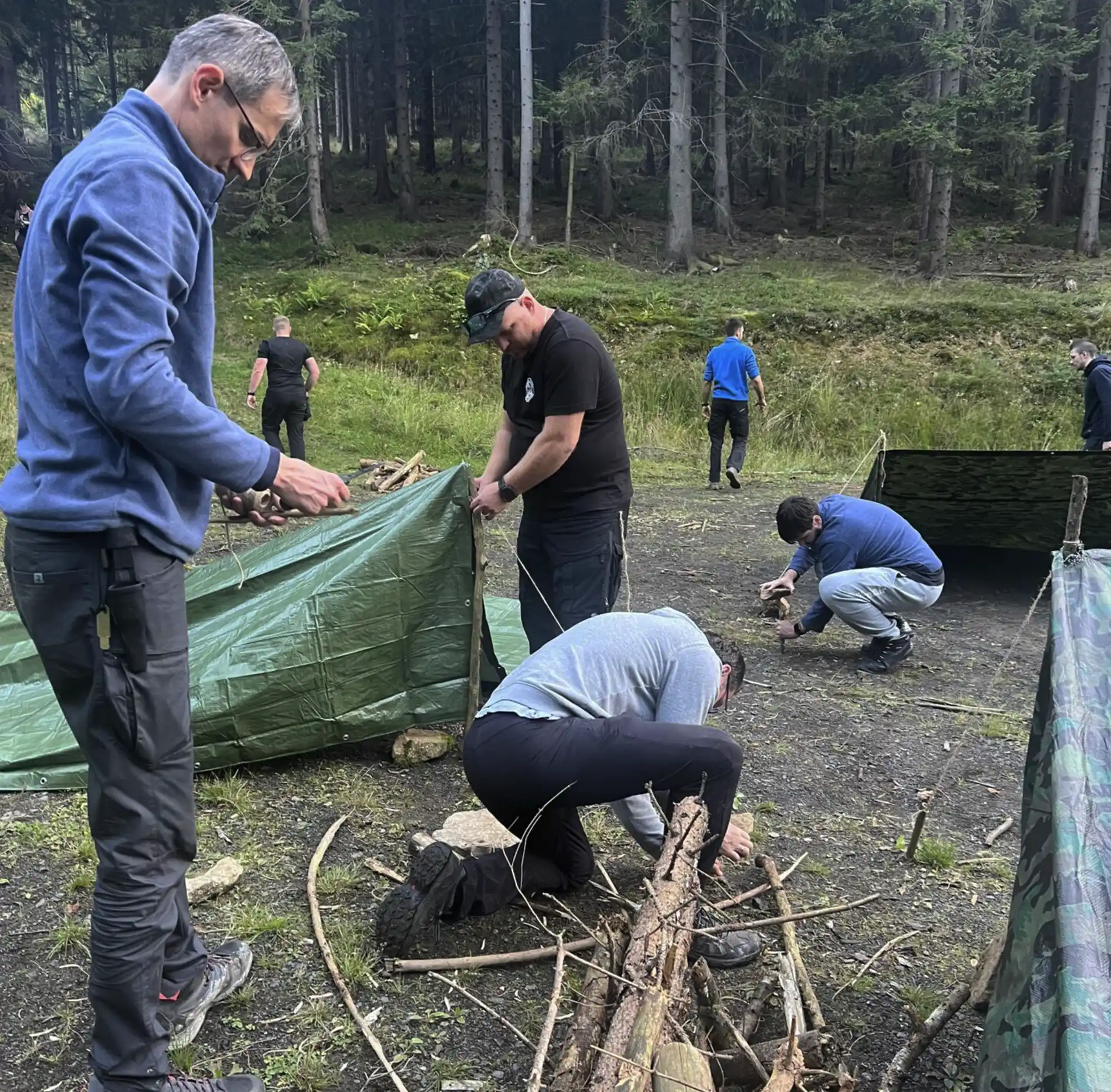 tworzenie obozu i schronienia w lesie