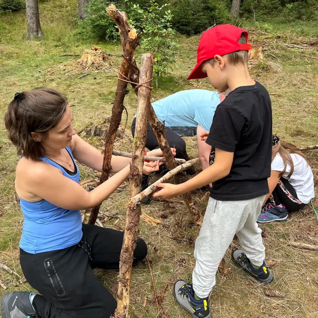 Kurs bushcraft integracja i nauka technik survivalu dla rodzin w terenie