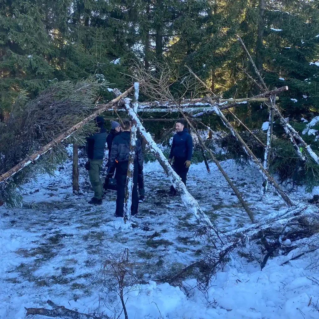 Kurs survivalu praktyczne szkolenie z umiejętności przetrwania w terenie