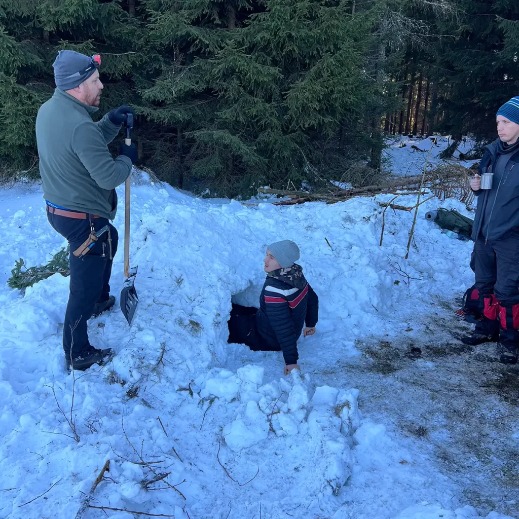 Intensywny kurs survivalu uczący technik przetrwania w trudnych warunkach