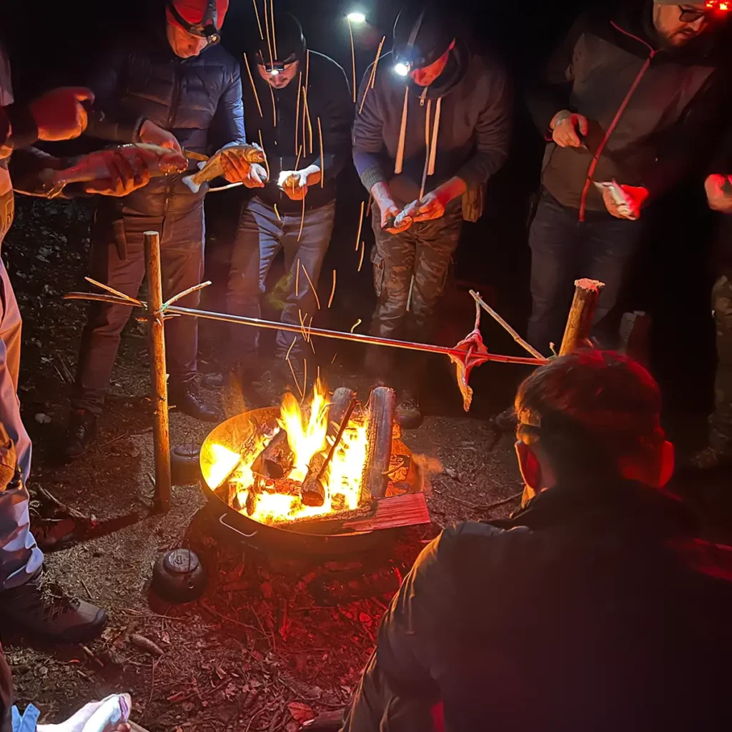 Intensywny obóz przetrwania uczący radzenia sobie bez nowoczesnych udogodnień