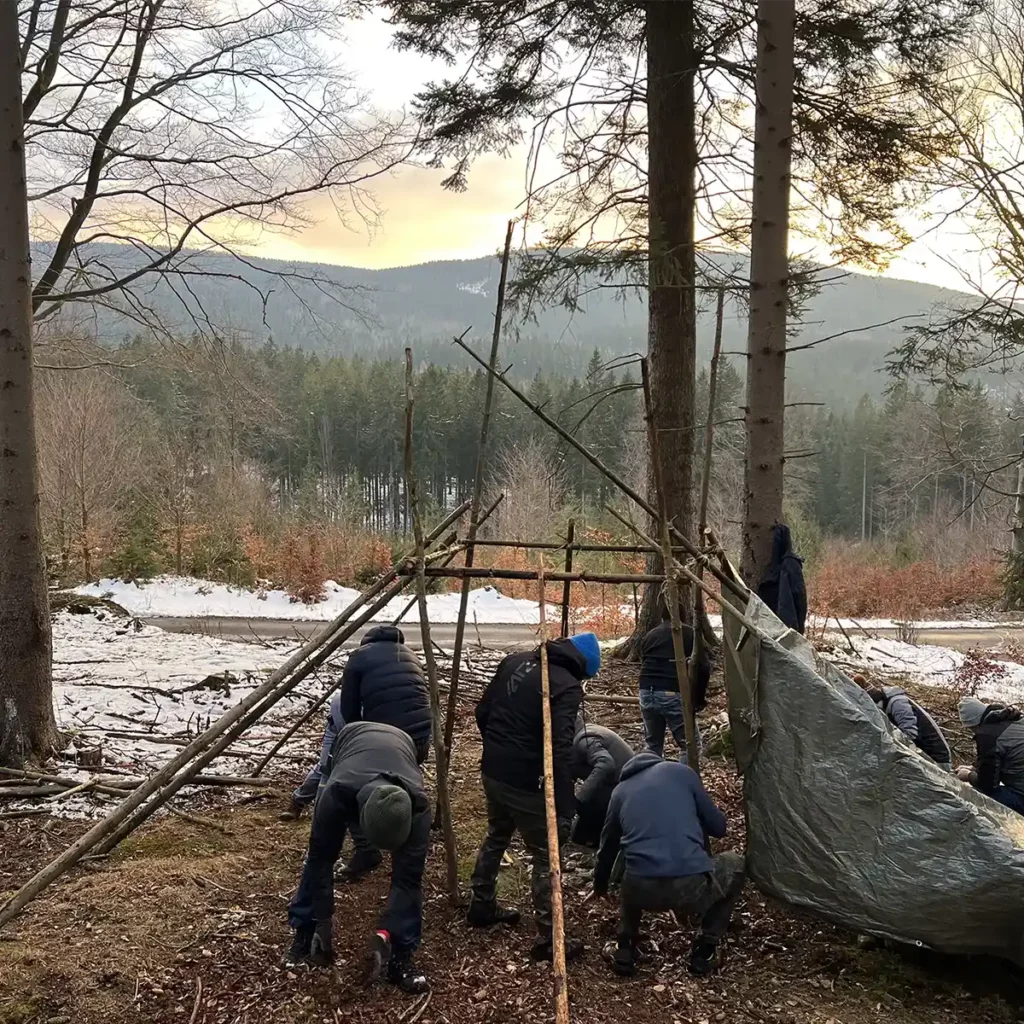 Obóz przetrwania dla osób szukających przygód i nauki przetrwania
